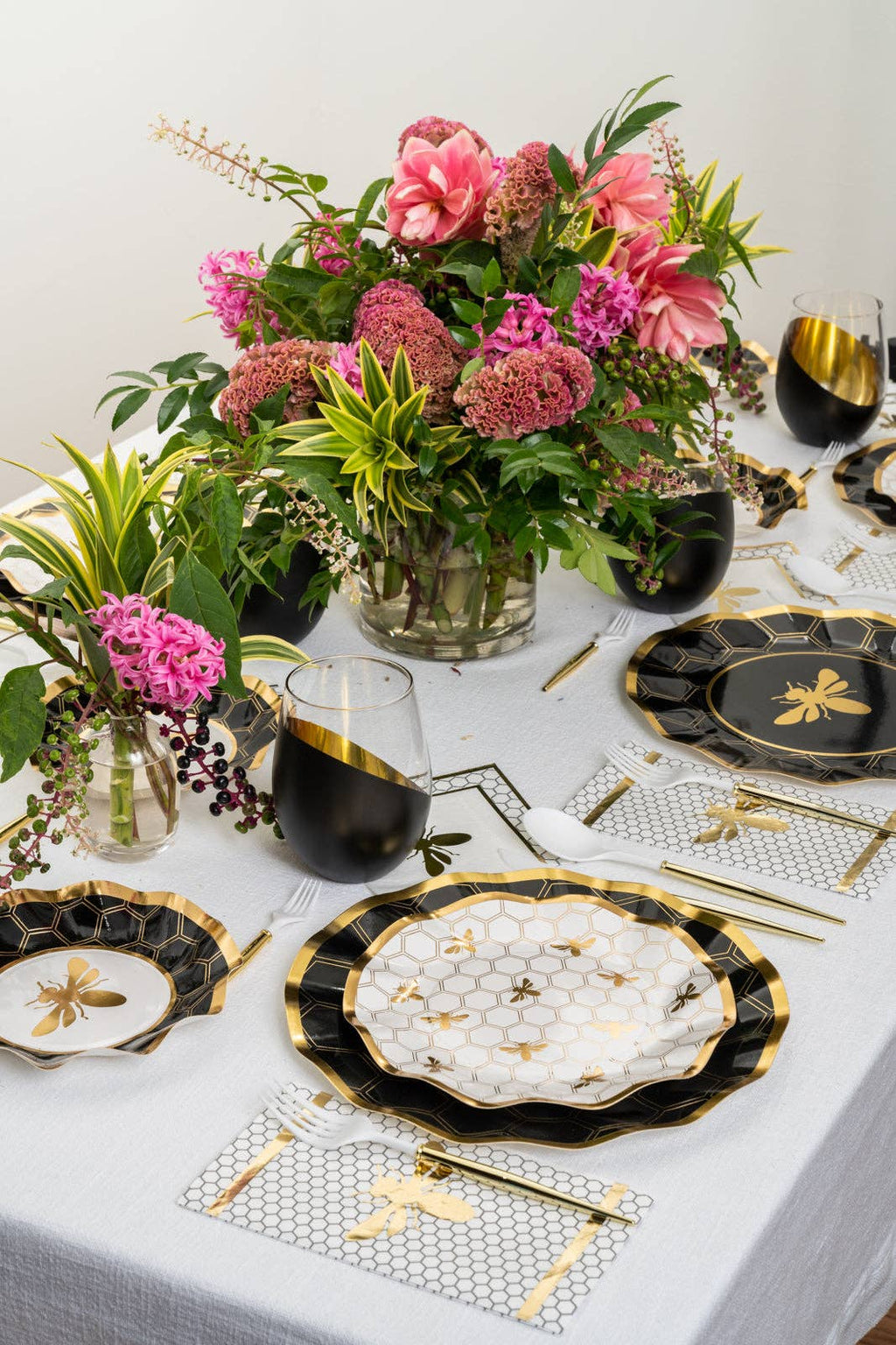 Honeybee Wavy Paper Salad Plate/8pk